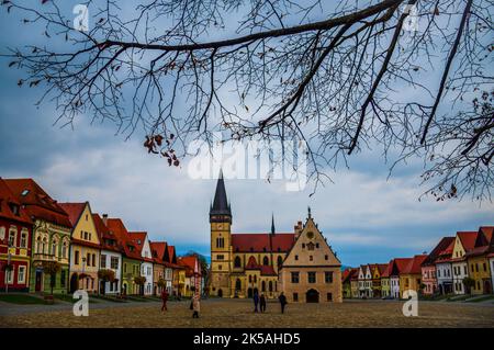 Zentraler Platz der Altstadt von Bardejov mit der Kirche St. Aegidiusld, Slowakei. Die Stadt Bardejov ist UNESCO-Weltkulturerbe Stockfoto