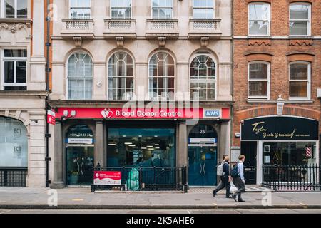 London, Großbritannien - 1. September 2022: Außenansicht des Londoner West End Blutspendezentrums in der Margaret Street, eines von 23 festen Blutspendezentren in England, PEOP Stockfoto