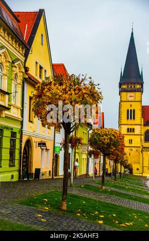 Bardejov, Slowakei - 27. Oktober 2018:zentraler Platz der Altstadt von Bardejov. Die Stadt Bardejov ist UNESCO-Weltkulturerbe Stockfoto