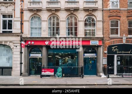 London, Großbritannien - 1. September 2022: Außenansicht des Londoner West End Blutspendezentrums in der Margaret Street, eines von 23 festen Blutspendezentren in England. Stockfoto