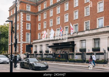 London, Großbritannien - 1. September 2022: Fassade des 5-Sterne-Marriott Hotels am Grosvenor Square in Mayfair, einer wohlhabenden Gegend im West End von London in der Stadt Stockfoto