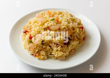 Garnelen gebratener Reis auf weißem Hintergrund Stockfoto