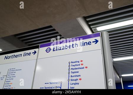 London, Großbritannien - 1. September 2022: Wegweiser zur Elizabeth Line (Crossrail) im Bahnhof Tottenham Court Road. Nannte die Elizabeth-Linie zu Ehren o Stockfoto