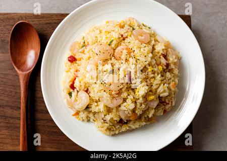 Garnelen gebratener Reis mit Garnelen, Gemüse und Reis Stockfoto