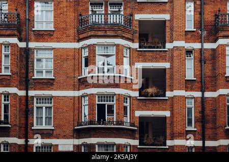 Niedriger Winkel Blick auf einen traditionellen roten Backsteinhaus in Mayfair, London, Großbritannien. Stockfoto