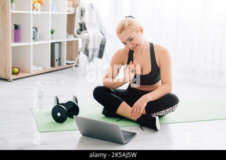 Home Gym female Fitness Trainer Online-Konferenz Stockfoto