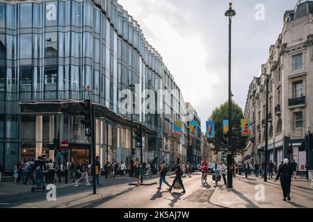 London, Großbritannien - 1. September 2022: Menschen in der New Oxford Street, einer der berühmtesten Einkaufsstraßen Londons. Stockfoto