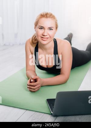Fitness online glücklich athletische Frau lieben Sport Stockfoto
