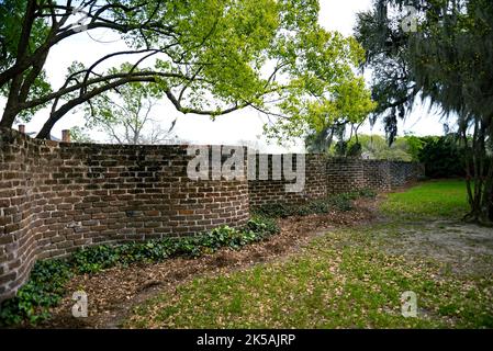 Mauer und Tor in der Boone Hall Plantage in Charleston SC USA Stockfoto