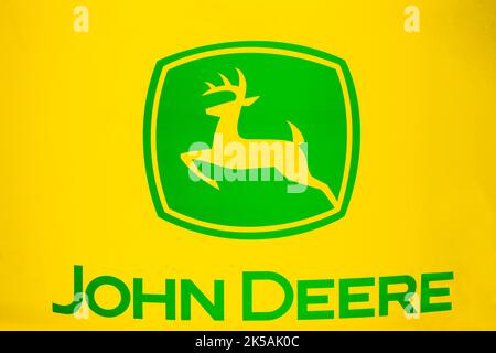 John Deere-Logo auf gelbem Hintergrund, dieses Logo erscheint auf einem Metallgehäuse. Turku, Finnland. 22. September 2022. Stockfoto