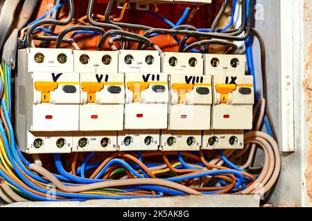 Eine Box mit einer Abzweigung von elektrischen Drähten oder Kabeln in der Nähe Stockfoto