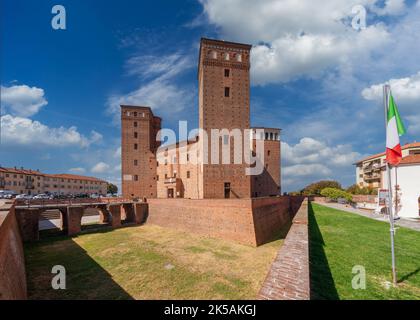 Fossano, Piemont, Italien - 09. September 2022: Das Schloss der Fürsten von Acaja (14.. Jahrhundert) mit den Türmen, dem Graben und der Zugangsbrücke und der Burg Stockfoto