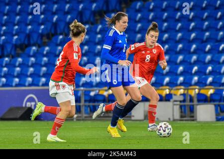 Cardiff, Wales. 6. Oktober 2022. Marija Milinković aus Bosnien und Herzegowina unter dem Druck von Hayley Ladd aus Wales und Angharad James aus Wales während des FIFA Frauen-WM-Play-Off-Spiels zwischen Wales und Bosnien und Herzegowina am 6. Oktober 2022 im Cardiff City Stadium in Cardiff, Wales, Großbritannien. Quelle: Duncan Thomas/Majestic Media. Stockfoto