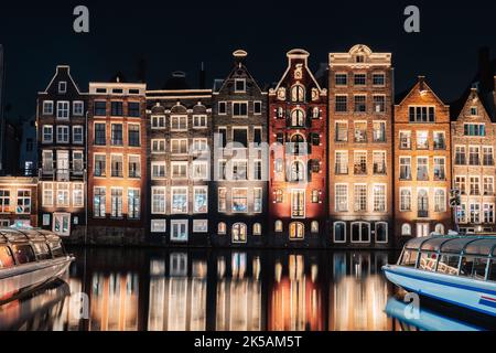 Dancing Houses Damrak Amsterdam während der Nacht Niederlande Holland Stockfoto