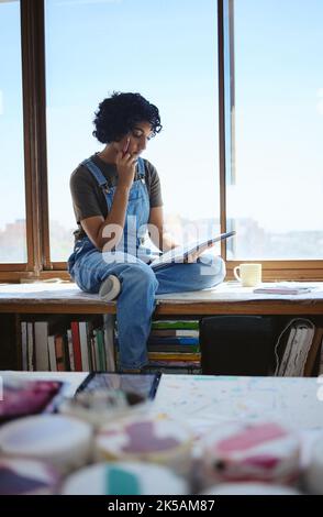 Kreative, Kunststudentin und Frau, die im Atelier oder in der Werkstatt über Design für das Zeichnen nachdenkt. Künstlerin, Designerin oder Freiberuflerin in Gedanken für Stockfoto
