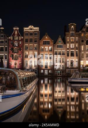 Dancing Houses Damrak Amsterdam während der Nacht Niederlande Holland Stockfoto