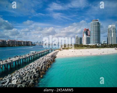 Eine malerische Aussicht auf den South Pointe Park Pier mit dem Strand in Miami, Florida Stockfoto
