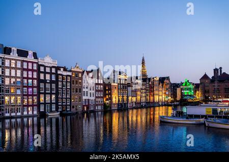 Dancing Houses Damrak Kirche Amsterdam während der Nacht Niederlande Holland Stockfoto