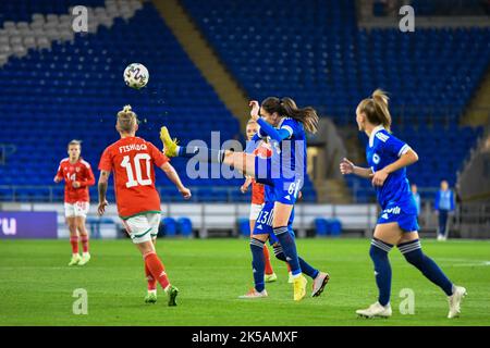 Cardiff, Wales. 6. Oktober 2022. Marija Milinković aus Bosnien und Herzegowina in Aktion beim FIFA Frauen-WM-Play-Off-Spiel zwischen Wales und Bosnien und Herzegowina am 6. Oktober 2022 im Cardiff City Stadium in Cardiff, Wales, Großbritannien. Quelle: Duncan Thomas/Majestic Media. Stockfoto