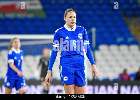 Cardiff, Wales. 6. Oktober 2022. Marija Milinković aus Bosnien und Herzegowina während des FIFA Frauen-WM-Play-Off-Spiels zwischen Wales und Bosnien und Herzegowina am 6. Oktober 2022 im Cardiff City Stadium in Cardiff, Wales, Großbritannien. Quelle: Duncan Thomas/Majestic Media. Stockfoto