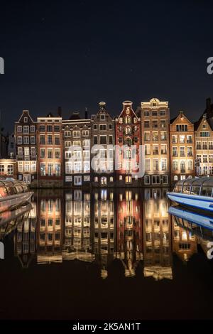 Dancing Houses Damrak Amsterdam während der Nacht Niederlande Holland Stockfoto