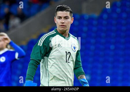 Cardiff, Wales. 6. Oktober 2022. Torhüterin Almina Hodžić aus Bosnien und Herzegowina beim FIFA Frauen-WM-Play-Off-Spiel zwischen Wales und Bosnien und Herzegowina am 6. Oktober 2022 im Cardiff City Stadium in Cardiff, Wales, Großbritannien. Quelle: Duncan Thomas/Majestic Media. Stockfoto