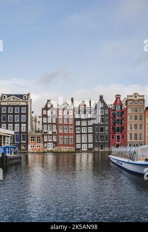 Dancing Houses Damrak Amsterdam Tagsüber Niederlande Holland Stockfoto