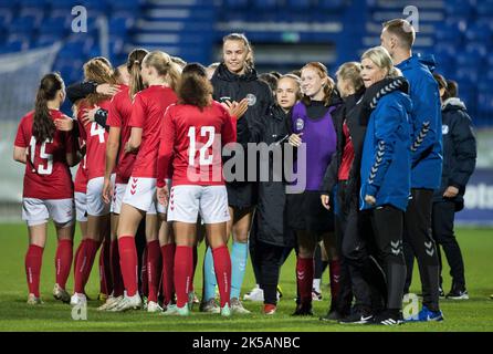 Poprad, Slowakei, 5.. Oktober 2022. Die Spieler Dänemarks feiern den Sieg beim UEFA Women's U19 Euro 2023 Qualifying Match zwischen der Slowakei und Dänemark im Nationalen Trainingszentrum in Poprad, Slowakei. 5. Oktober 2022. Kredit: Nikola Krstic/Alamy Stockfoto