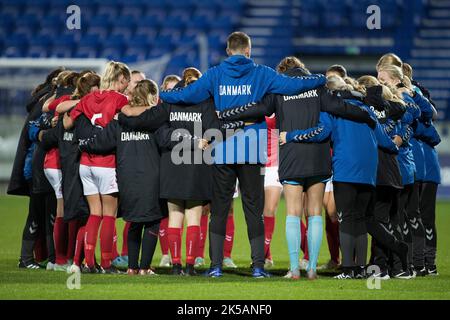 Poprad, Slowakei, 5.. Oktober 2022. Das dänische Team feiert den Sieg beim UEFA Women's U19 Euro 2023 Qualifying Match zwischen der Slowakei und Dänemark im Nationalen Trainingszentrum in Poprad, Slowakei. 5. Oktober 2022. Kredit: Nikola Krstic/Alamy Stockfoto