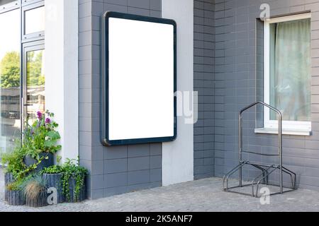 Leere Plakatwand im Freien auf der Stadtstraße an der Wand. Leere Werbung Lichtkasten. Werbeplakat auf der Vorderseite des Restaurants oder des Restaurants Stockfoto