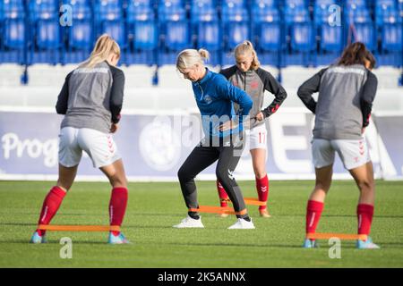 Poprad, Slowakei, 5.. Oktober 2022. Die Spieler Dänemarks wärmen sich während des UEFA Women's U19 Euro 2023 Qualifying matches zwischen der Slowakei und Dänemark im Nationalen Trainingszentrum in Poprad, Slowakei, auf. 5. Oktober 2022. Kredit: Nikola Krstic/Alamy Stockfoto