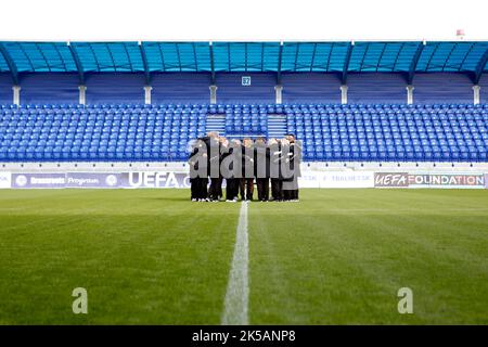 Poprad, Slowakei, 5.. Oktober 2022. Die Spieler Dänemarks inspizieren das Spielfeld während des UEFA Women's U19 Euro 2023 Qualifying matches zwischen der Slowakei und Dänemark im Nationalen Trainingszentrum in Poprad, Slowakei. 5. Oktober 2022. Kredit: Nikola Krstic/Alamy Stockfoto