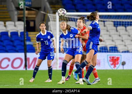 Cardiff, Wales. 6. Oktober 2022. Maja Jelčić aus Bosnien und Herzegowina fordert Angharad James von Wales während des FIFA Frauen-WM-Play-Off-Spiels zwischen Wales und Bosnien und Herzegowina am 6. Oktober 2022 im Cardiff City Stadium in Cardiff, Wales, Großbritannien, als Kopfball heraus. Quelle: Duncan Thomas/Majestic Media. Stockfoto