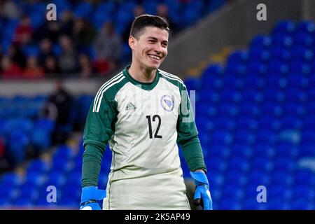 Cardiff, Wales. 6. Oktober 2022. Torhüterin Almina Hodžić aus Bosnien und Herzegowina lächelt am 6. Oktober 2022 während des FIFA Frauen-WM-Play-Off-Spiels zwischen Wales und Bosnien und Herzegowina im Cardiff City Stadium in Cardiff, Wales, Großbritannien, die Menge an. Quelle: Duncan Thomas/Majestic Media. Stockfoto