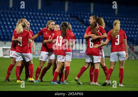 Poprad, Slowakei, 5.. Oktober 2022. Die Spieler Dänemarks feiern den Sieg beim UEFA Women's U19 Euro 2023 Qualifying Match zwischen der Slowakei und Dänemark im Nationalen Trainingszentrum in Poprad, Slowakei. 5. Oktober 2022. Kredit: Nikola Krstic/Alamy Stockfoto