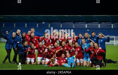 Poprad, Slowakei, 5.. Oktober 2022. Das dänische Team feiert den Sieg beim UEFA Women's U19 Euro 2023 Qualifying Match zwischen der Slowakei und Dänemark im Nationalen Trainingszentrum in Poprad, Slowakei. 5. Oktober 2022. Kredit: Nikola Krstic/Alamy Stockfoto