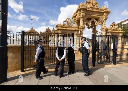 Metropolitan Police Halten Sie ein Auge außerhalb des Shree Santa Hindu Temple und der Umgebung der Ealing Road in Wembley, London, England, United King Stockfoto