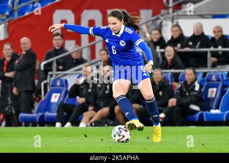 Cardiff, Wales. 6. Oktober 2022. Marija Milinković aus Bosnien und Herzegowina in Aktion beim FIFA Frauen-WM-Play-Off-Spiel zwischen Wales und Bosnien und Herzegowina am 6. Oktober 2022 im Cardiff City Stadium in Cardiff, Wales, Großbritannien. Quelle: Duncan Thomas/Majestic Media. Stockfoto