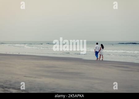 Glückliche romantische mittleren gealterten paar schönen Sonnenuntergang genießen Fuß am Strand. Reisen-Urlaub-Ruhestand-Lifestyle-Konzept Stockfoto