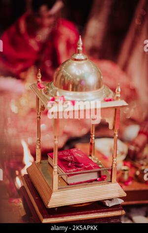 Eine Nahaufnahme eines hinduistischen Paares, das während einer traditionellen indischen Hochzeit geheiratet hat Stockfoto