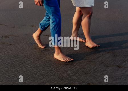 Glückliche romantische mittleren gealterten paar schönen Sonnenuntergang genießen Fuß am Strand. Reisen-Urlaub-Ruhestand-Lifestyle-Konzept Stockfoto