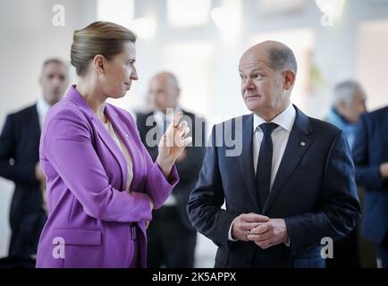 Prag, Tschechische Republik. 07. Oktober 2022. Bundeskanzler Olaf Scholz (SPD) und die dänische Ministerpräsidentin Mette Frederiksen sprechen zu Beginn des informellen EU-Gipfels. Themen sind der Krieg Russlands gegen die Ukraine, die Energiekrise und die wirtschaftliche Lage. Quelle: Kay Nietfeld/dpa/Alamy Live News Stockfoto