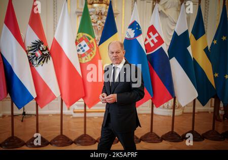 Prag, Tschechische Republik. 07. Oktober 2022. Bundeskanzler Olaf Scholz (SPD) nimmt am informellen EU-Gipfel Teil. Themen sind der Krieg Russlands gegen die Ukraine, die Energiekrise und die wirtschaftliche Lage. Quelle: Kay Nietfeld/dpa/Alamy Live News Stockfoto