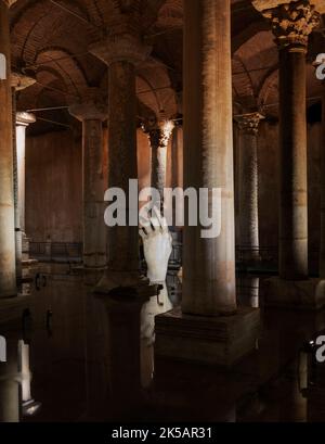 Yerebatan Sarayi-Basilika Zisterne ist eine der beliebtesten Touristenattraktionen in Istanbul, Lärm und Getreide gehören. Statue mit selektivem Fokus. Stockfoto