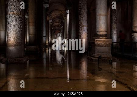 Yerebatan Sarayi-Basilika Zisterne ist eine der beliebtesten Touristenattraktionen in Istanbul, Lärm und Getreide gehören. Statue mit selektivem Fokus. Stockfoto