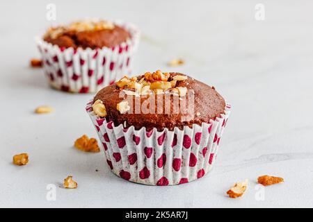 Schokoladen-Walnuss-Muffins Nahaufnahme, Dessert-Fotografie Stockfoto