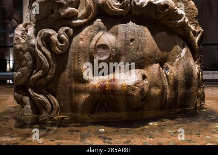 Yerebatan - Säule mit invertierter Medusa-Kopfbasis in der Basilica-Zisterne. Selektiver Fokus medusa Kopf. Stockfoto