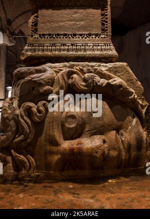 Yerebatan - Säule mit invertierter Medusa-Kopfbasis in der Basilica-Zisterne. Selektiver Fokus medusa Kopf. Stockfoto