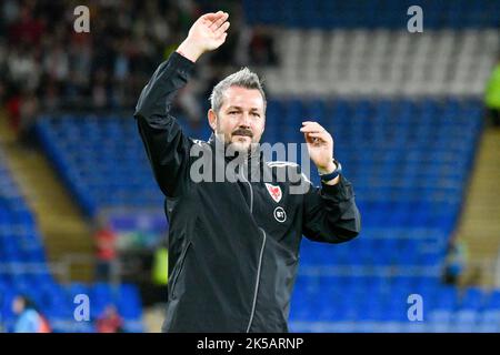 Cardiff, Wales. 6. Oktober 2022. Matt Jones Wales Women Assistant Coach winkt nach dem FIFA Women's World Cup Play-Off-Spiel zwischen Wales und Bosnien und Herzegowina am 6. Oktober 2022 im Cardiff City Stadium in Cardiff, Wales, Großbritannien, der Menge zu. Quelle: Duncan Thomas/Majestic Media. Stockfoto