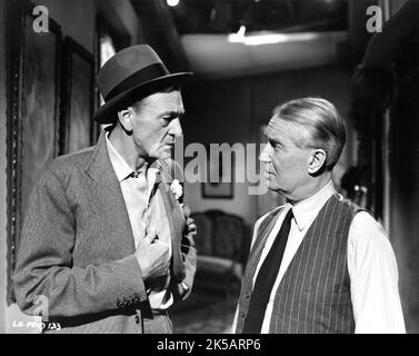 GARY COOPER und MAURICE CHEVALIER am Set offen während der Dreharbeiten von LOVE IN THE AFTERNOON 1957 Regisseur BILLY WILDER Drehbuch Billy Wilder und I.A.L. Diamond Billy Wilder Productions / Allied Artists Pictures Stockfoto